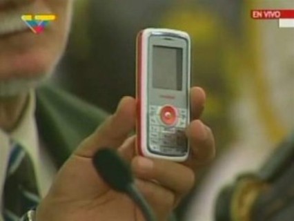 chavez-presenta-el-primer-celular-venezolano