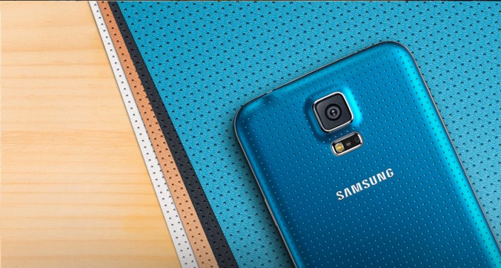 Vista de la parte posterior del Samsung Galaxy S5.