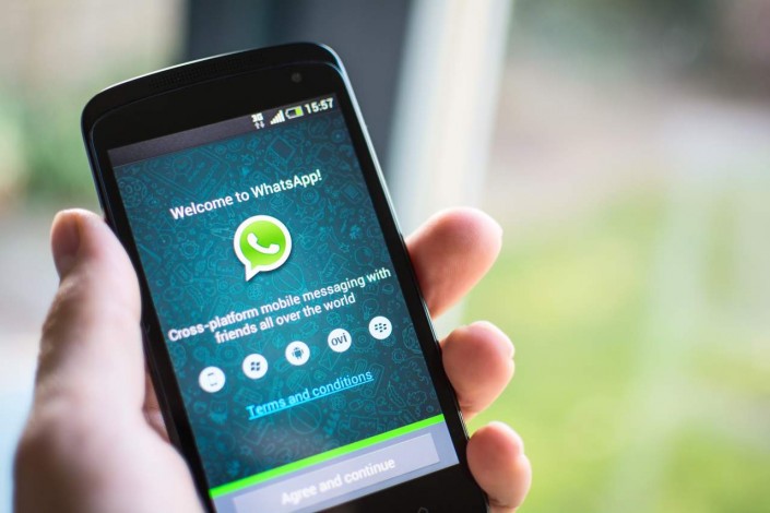 Para instalar WhatsApp en una tableta, necesitarás un smartphone.