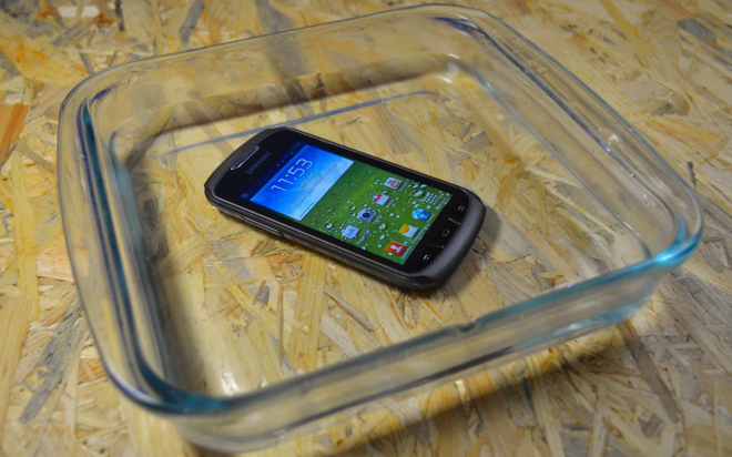 Gracias a su IP67, éste es el móvil más resistente de Samsung.