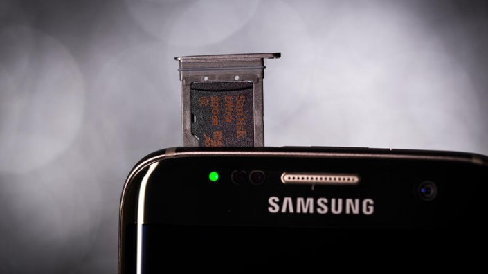 La ranura para tarjeta micro SD vuelve a decir presente en los Galaxy.
